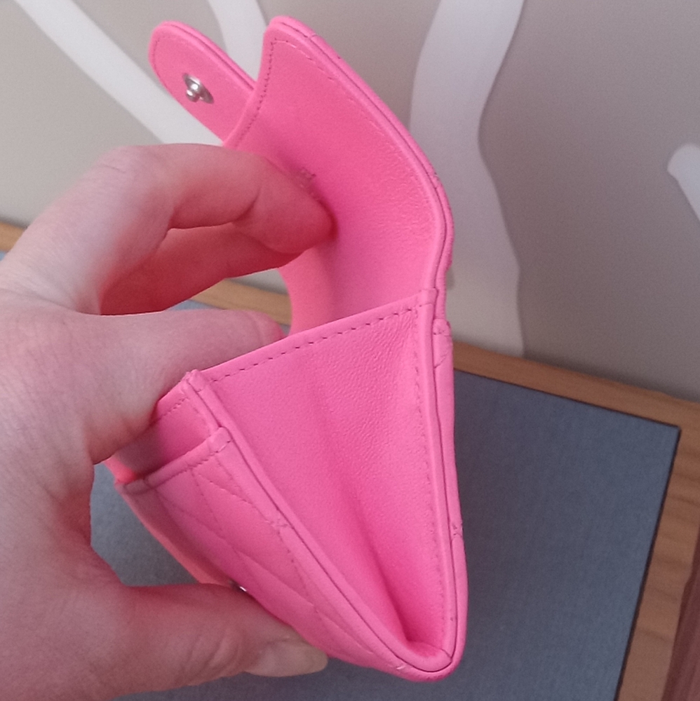 💝 CHANEL Pink Quilted Lambskin Flap Card Holder EUC - Picture 7 of 14